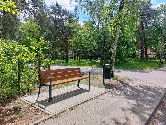 Tu można przysiąść – i to dosłownie. Nowe ławki w Józefowie