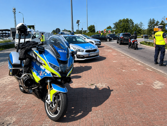 Uciekał BMW i próbował przechytrzyć drogówkę starym trikiem. Policjanci nie dali się nabrać