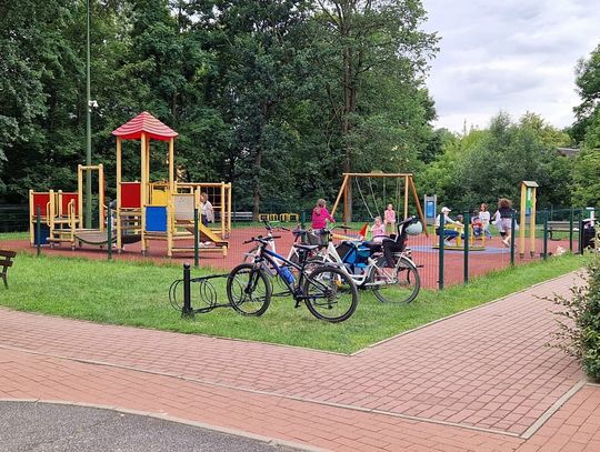 Rodzice i dzieci muszą poczekać. Dlaczego plac zabaw w parku został zamknięty?
