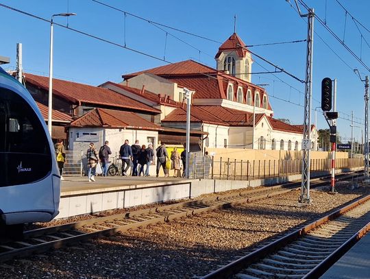 Utrudnienia dla pasażerów. Wykonawca zamknął dworzec kolejowy w Otwocku [MAPKA]