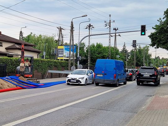 Utrudnienia na ul. Batorego w Otwocku. Piesi chodzą po jezdni