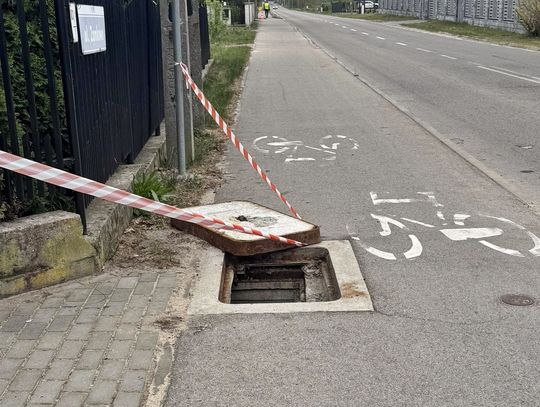 Uwaga rowerzyści! Otwarte studzienki na popularnej ścieżce