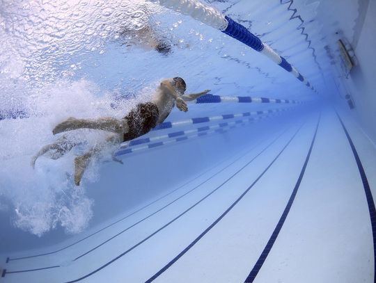 W Józefowie sprawdzisz swoje umiejętności pływackie. Bezpłatny egzamin na kartę pływacką