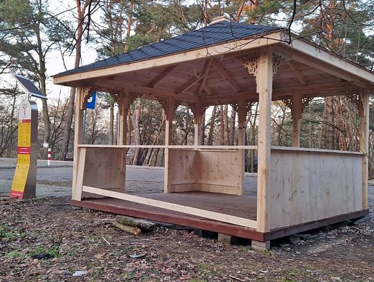 Bulwersujący akt wandalizmu pod okiem kamer nad rzeką Świder