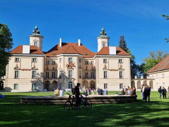 Weekend w Pałacu Bielińskich! Relaks w parku, widoki na jezioro i koncert smyczkowy [FOTO]