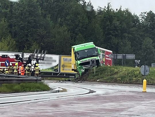 Wjechał tirem prosto na rondo. Jak do tego doszło?