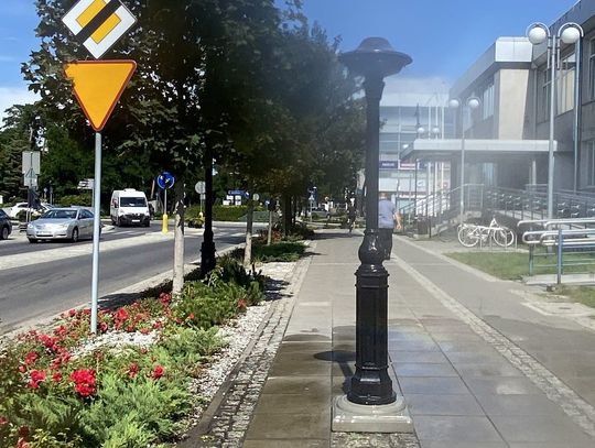 Wyglądają jak latarnie retro, ale chłodzą mieszkańców. Nowość w Otwocku