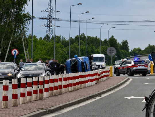 Wypadek autobusu i osobówki na krajowej „50”. Są ranni