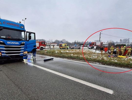 Wypadek na krajowej „50”. Mercedes wypadł z jezdni i uderzył w ogrodzenie