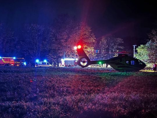 Wypadek na łuku drogi niedaleko trasy S17. Trzy osoby w szpitalu