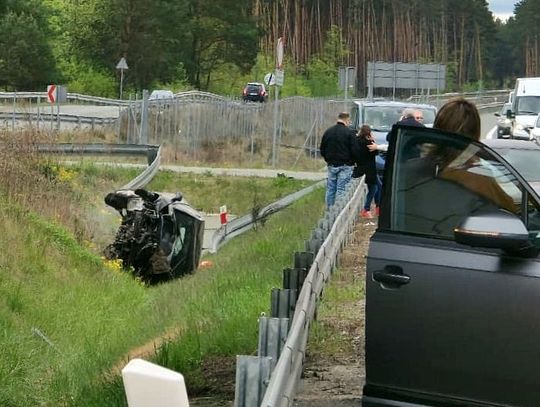 Wypadek na S17. Auto przebiło bariery i wpadło do rowu
