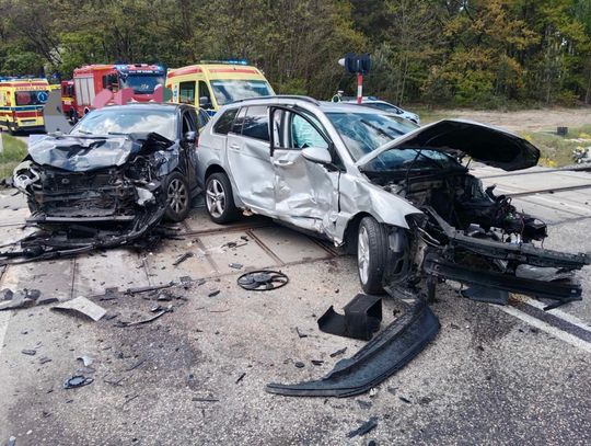 Wypadek na przejeździe kolejowym. Dwie osoby trafiły do szpitala