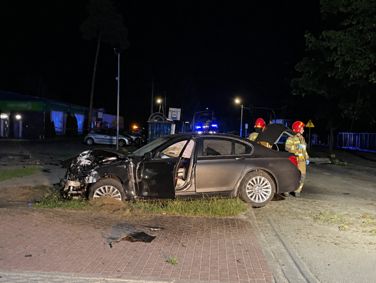 Wypadek na wylotówce z Otwocka. „Tak huknęło, że aż światło zgasło”