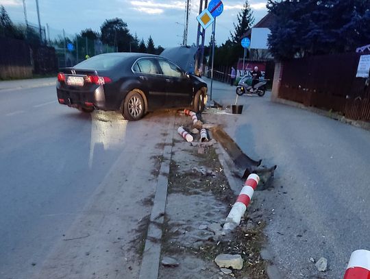 Wypadek przy szkole. Kierowca skosił słupki i auto wbiło się w słup