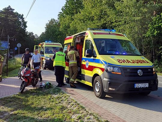 Poważne zdarzenie na wylotówce z udziałem motocyklisty i rowerzysty. Są ranni