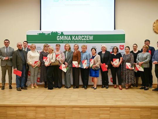 Wyróżnienia dla zasłużonych mieszkańców podczas sesji w Karczewie Wyróżnienia dla zasłużonych mieszkańców podczas sesji w Karczewie