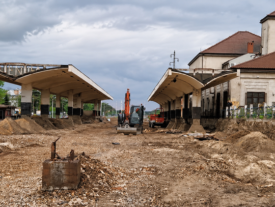 Zabytkowe wiaty jak po rozbiórce. Co dzieje się na linii otwockiej?
