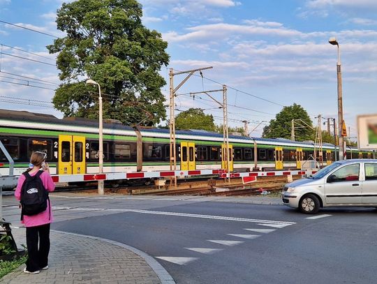 Zamknięcie przejazdu w Falenicy. Gdzie będą przejścia i jak pojadą autobusy? Nasz raport