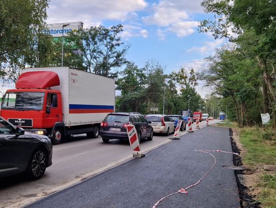 Zaskakujący sposób na korki przy ul. Kuklińskiego. Zrobili asfalt na poboczu