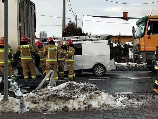 Na krajowej "50" zderzyły się dwie ciężarówki i bus