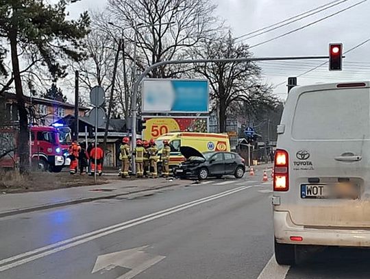 Zderzenie karetki i samochodu w Otwocku. Kto wjechał na czerwonym?