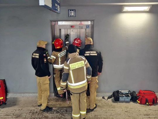 Zepsuta winda na PKP Otwock. Strażacy uszkodzili drzwi podczas ewakuacji? Co na to PKP PLK?