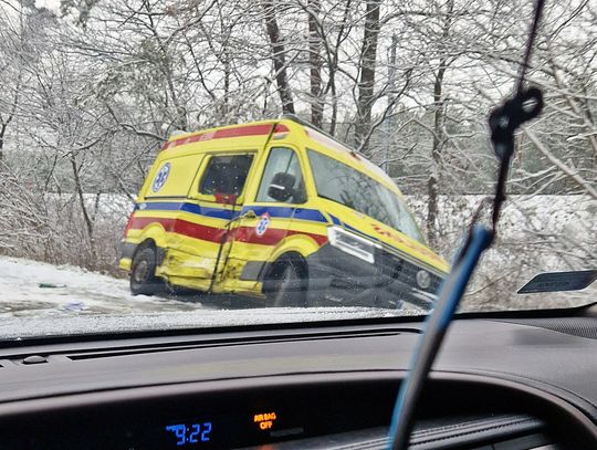 Zima zaskoczyła kierowców! Śliskie drogi i liczne kolizje w powiecie otwockim