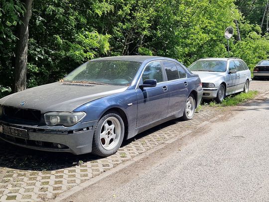 Złomowisko czy parking? Problem z wrakami na ulicach i osiedlach. Mieszkańcy mają dość!