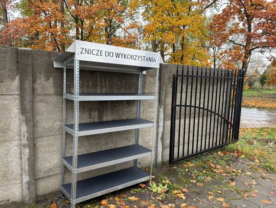 Zniczodzielnia na cmentarzu w Karczewie Zniczodzielnia na cmentarzu w Karczewie
