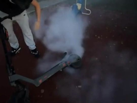 Zniszczona nawierzchnia placu zabaw w Wysoczynie. Gmina wzywa sprawcę do naprawy