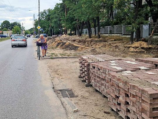 Zrobią asfaltową ścieżkę pieszo-rowerową i nowe pasy przy PKP Otwock [FOTO]