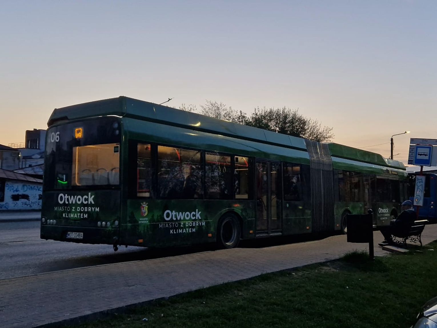 Miejski autobus potrącił kobietę na przystanku w Otwocku