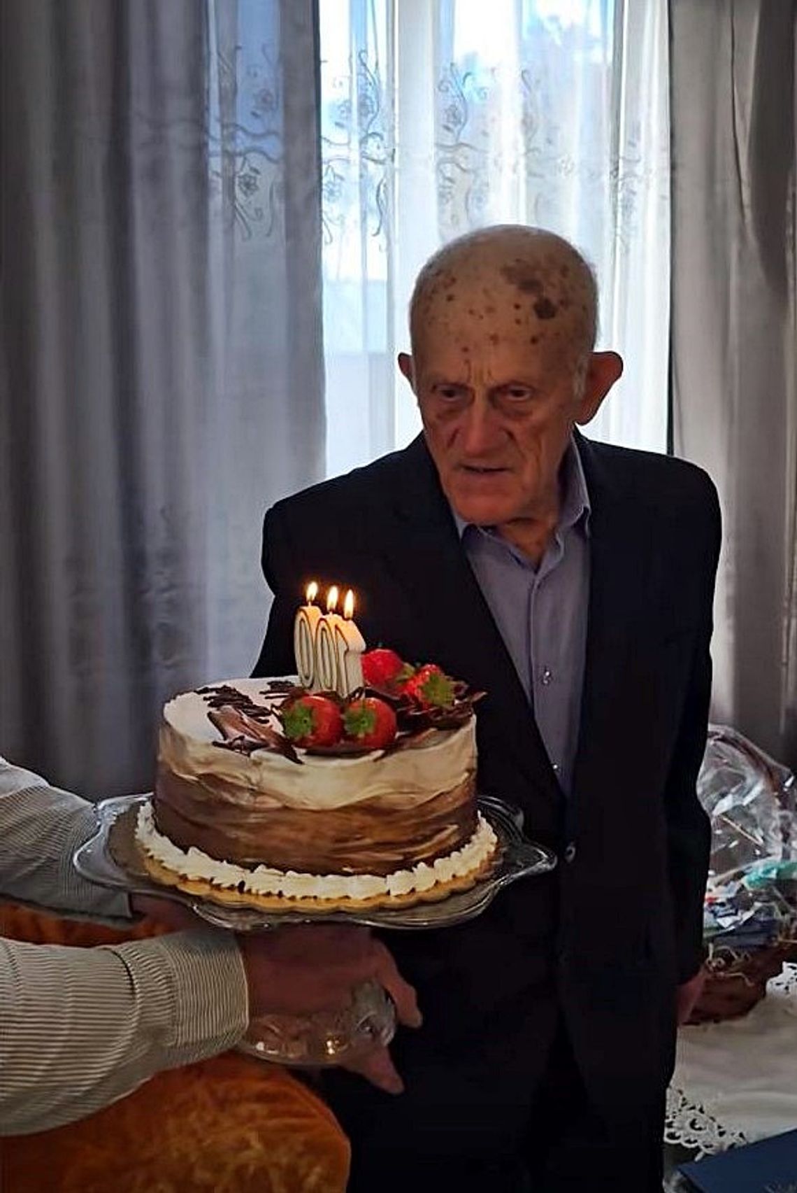 100 lat minęło... a pan Władysław wciąż młody duchem. Życzymy dużo zdrowia! 100 lat minęło... a pan Władysław wciąż młody duchem. Życzymy dużo zdrowia!