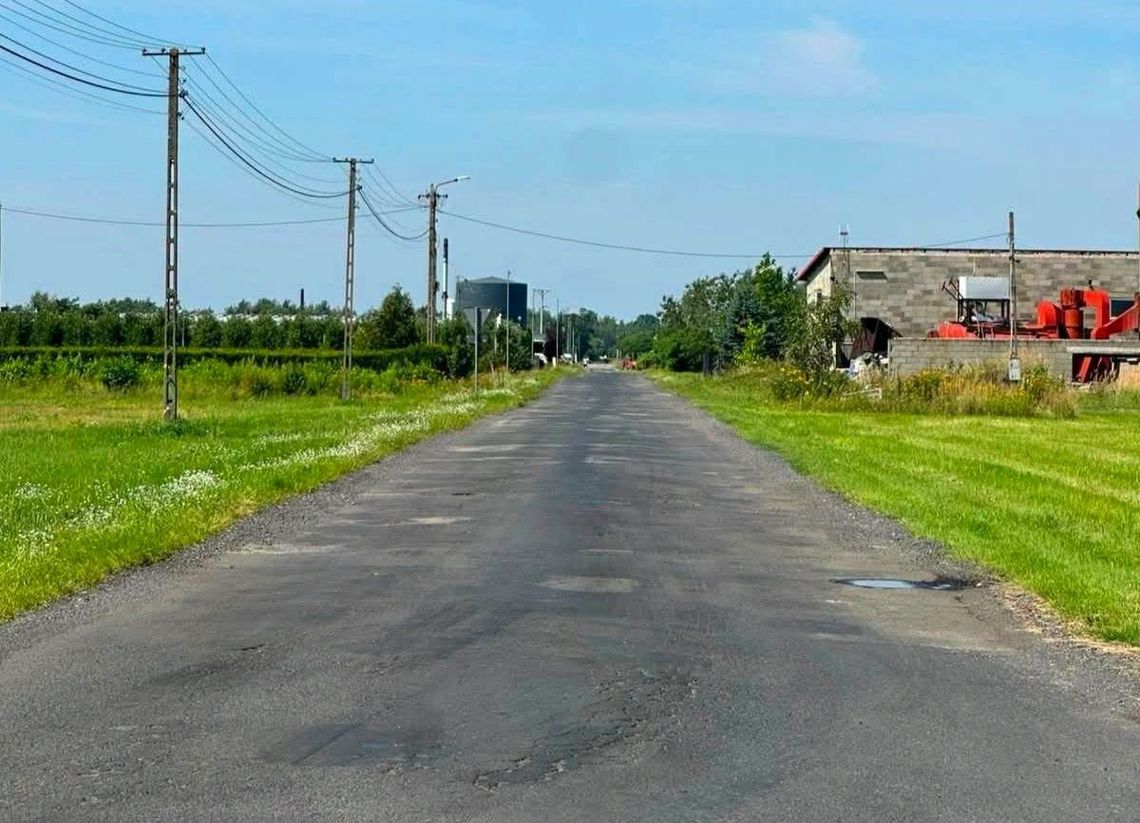 Droga gminna w Sobieniach Biskupich, która zostanie przebudowana dzięki dofinansowaniu z budżetu województwa mazowieckiego. Prace obejmą około 320-metrowy odcinek.