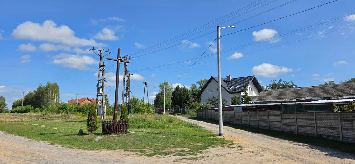 52 nowe słupy i 49 lamp. Gmina Kołbiel zakończyła inwestycję