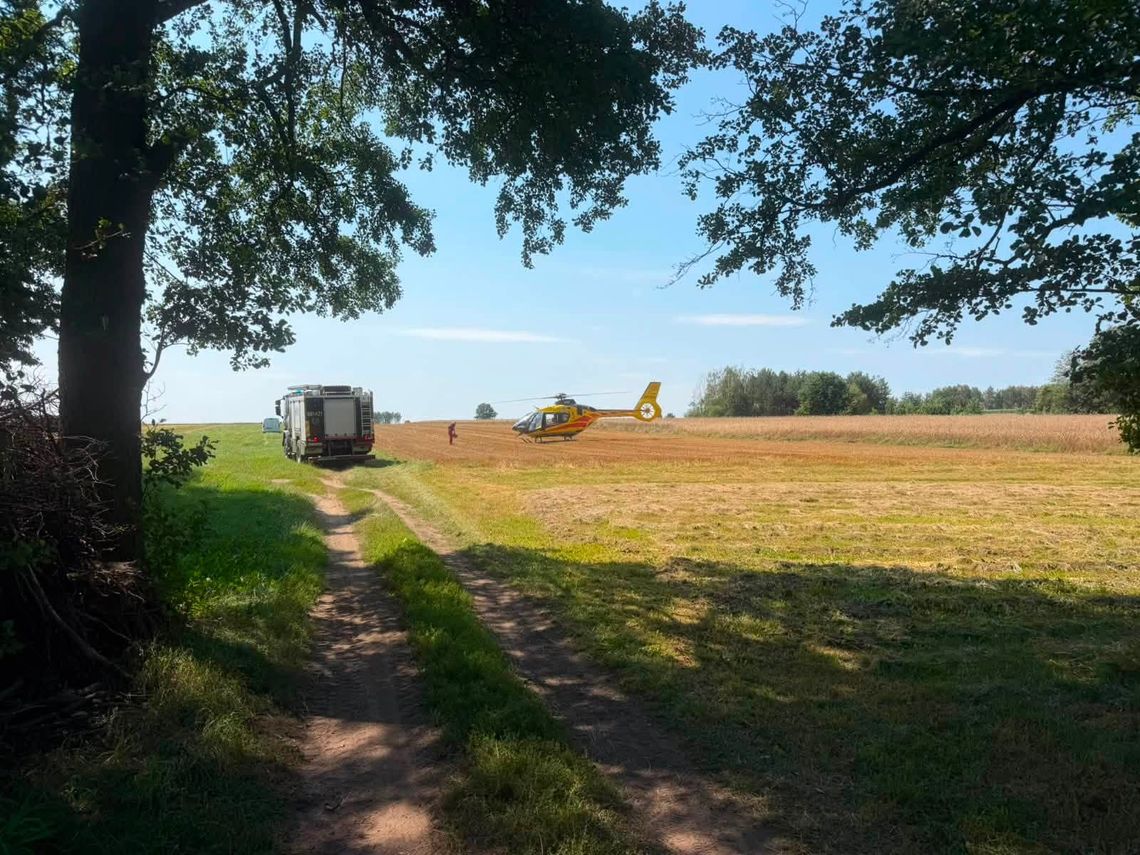 72-latek wpadł pod koła ciągnika. Na miejsce wezwano śmigłowiec LPR OSP Kąty