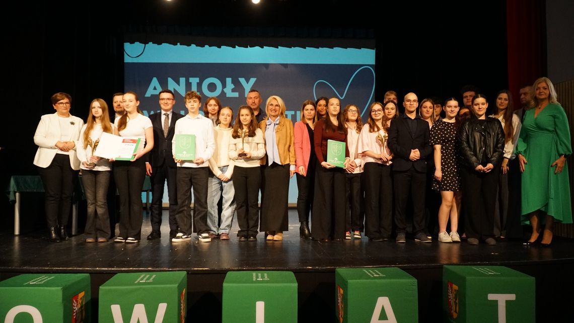 Anioły Wolontariatu 2025. Uhonorowano ponad 300 wolontariuszy z powiatu otwockiego Anioły Wolontariatu 2025. Uhonorowano ponad 300 wolontariuszy z powiatu otwockiego