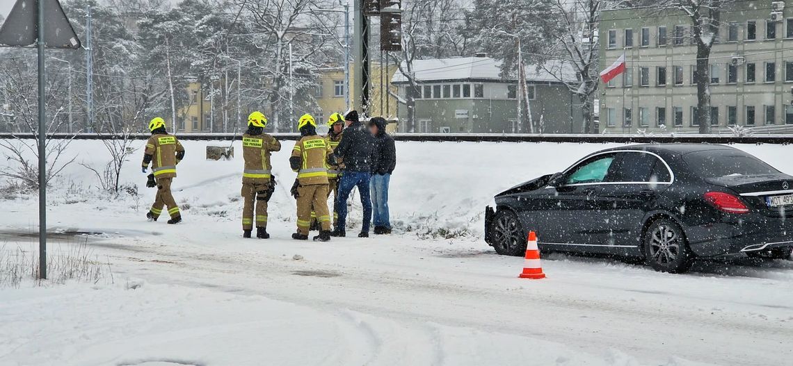 Atak zimy w Otwocku. Trudne warunki, kolizje i śnieżny park