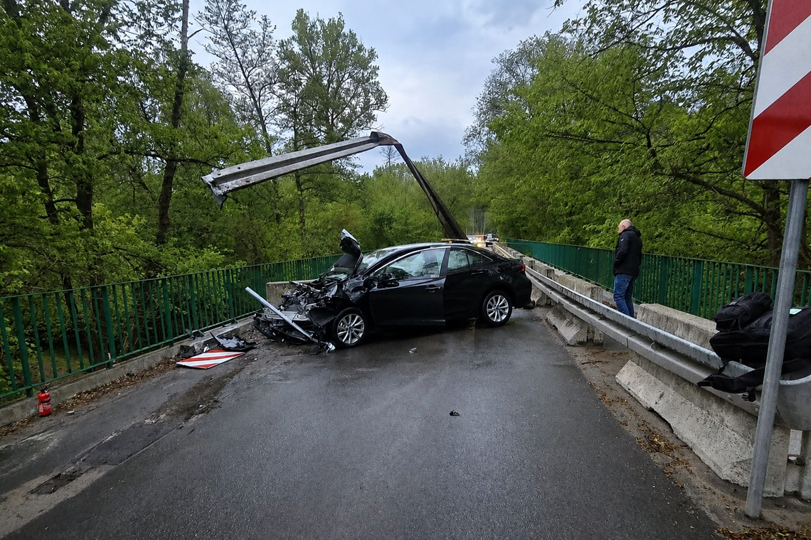 Auto wbiło się w bariery na moście. Czy Otwock, Wiązowna i powiat dogadają się ws. nowej przeprawy?