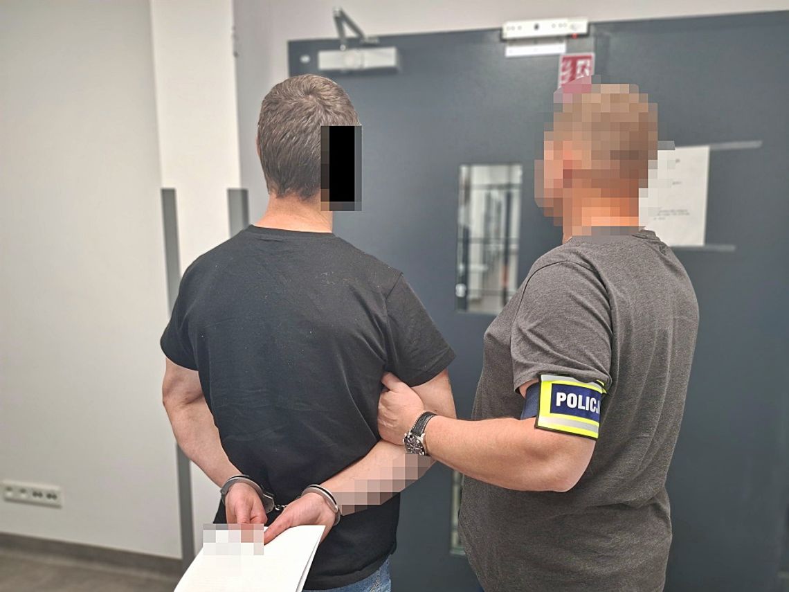 Awantura w mieszkaniu. 27-latek zaatakował policjantów