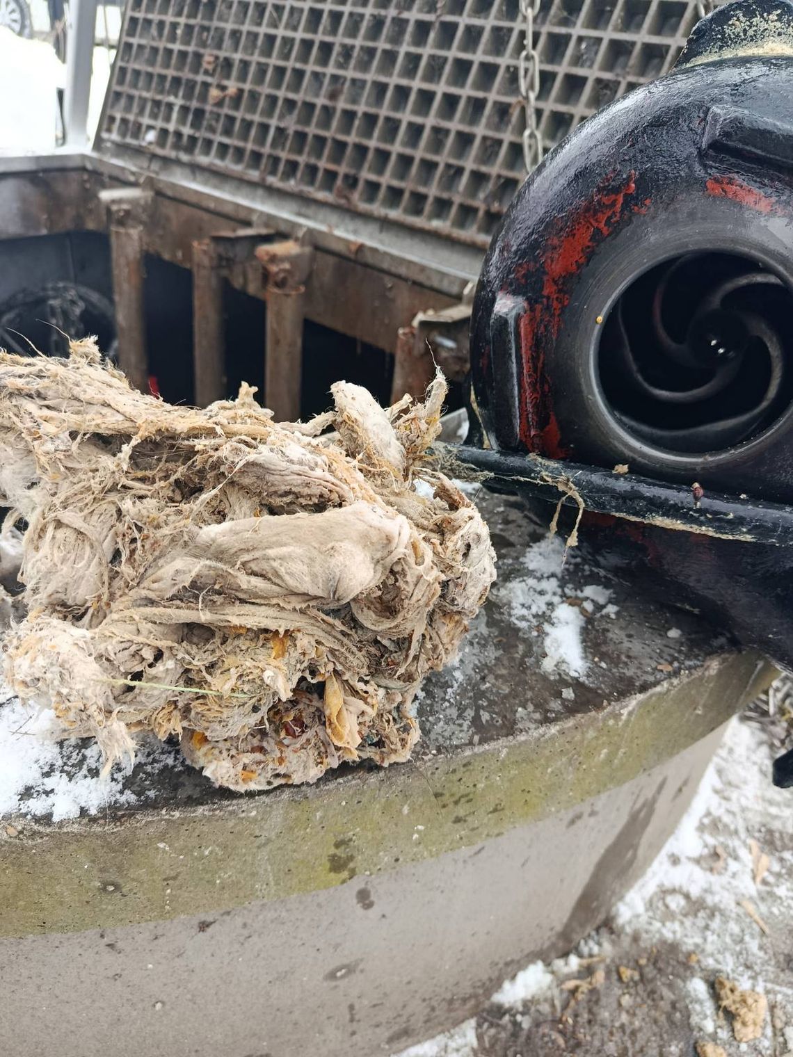 Awarie kanalizacji w gminie Osieck. Problemem niewłaściwe odpady