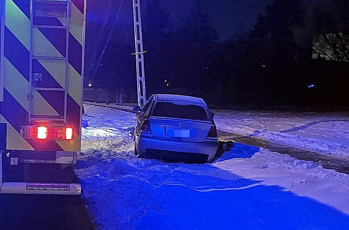 Bmw wbiło się w słup Bmw wbiło się w słup