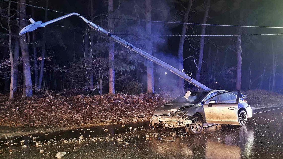 Brawurowa jazda 19-latka! Subaru skosiło drzewo i latarnię