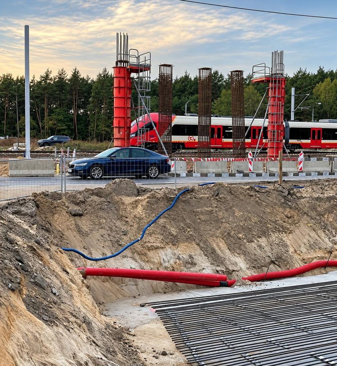 Budowa wiaduktu na Brücknera i Werbeny. Co z drogą przez las? Nasz raport z linii otwockiej