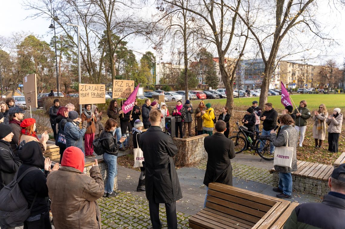 Burzliwy protest w centrum Otwocka ws. szpitala powiatowego. Padły mocne słowa