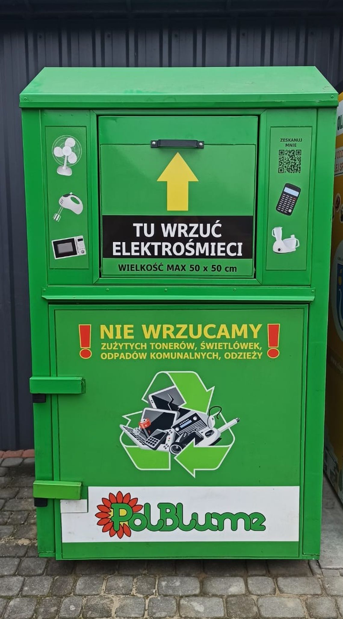 Całodobowy pojemnik na elektrośmieci na targowisku w Sobieniach-Jeziorach Całodobowy pojemnik na elektrośmieci na targowisku w Sobieniach-Jeziorach
