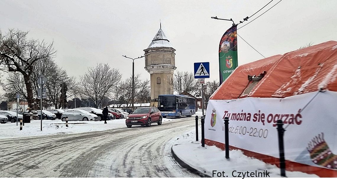 Czekasz na autobus? Tu można się ogrzać. Namiot w centrum Otwocka