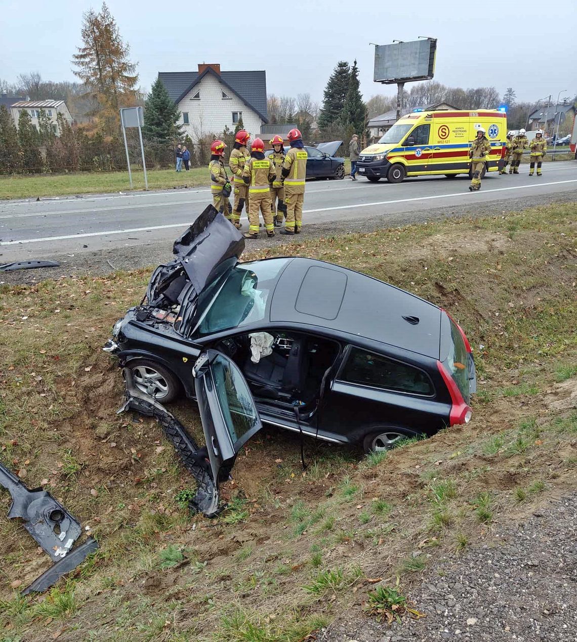 Czołowe zderzenie na trasie 801 przy markecie [FOTO]