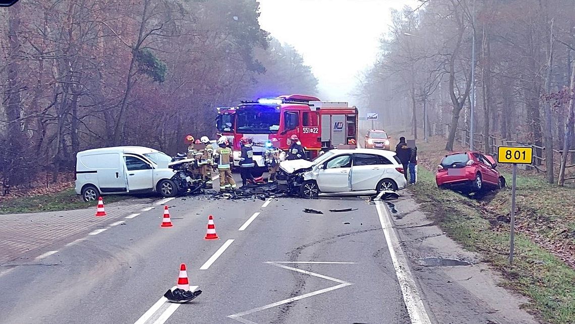 [FOTO] Czołowe zderzenie osobówek na wojewódzkiej “801”. Dwie osoby ranne