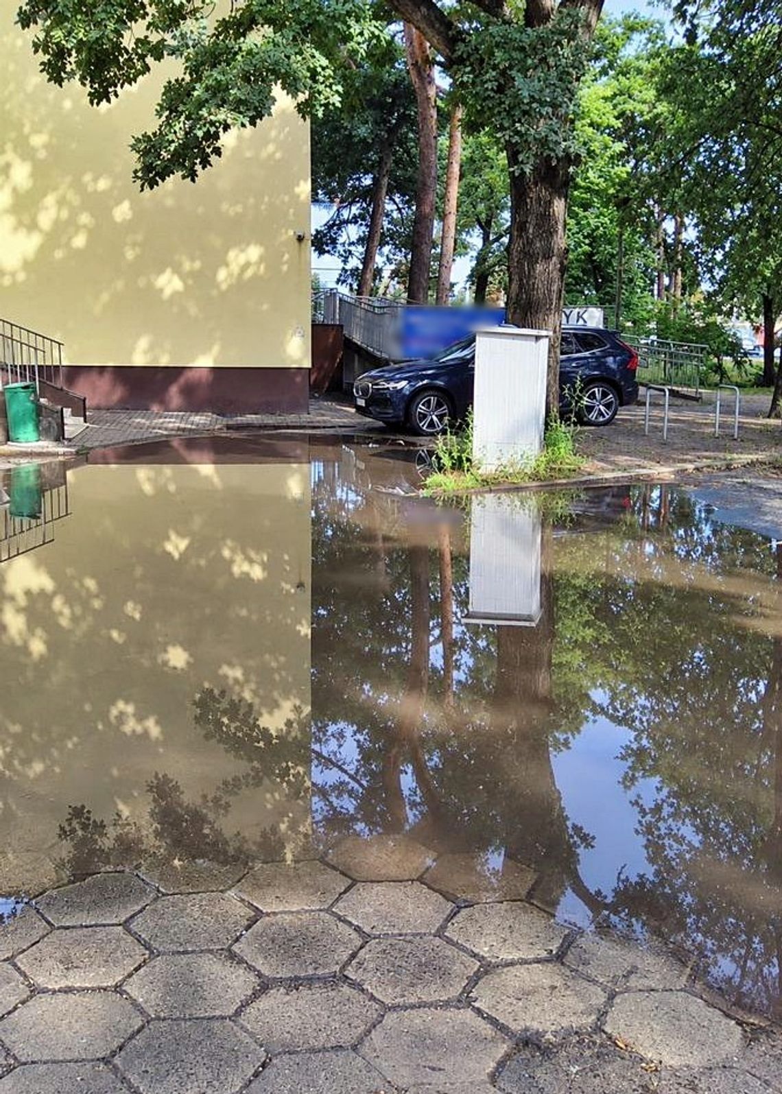 Do lekarza przez wielką kałużę. Pacjenci mają problem z wejściem do przychodni w Otwocku
